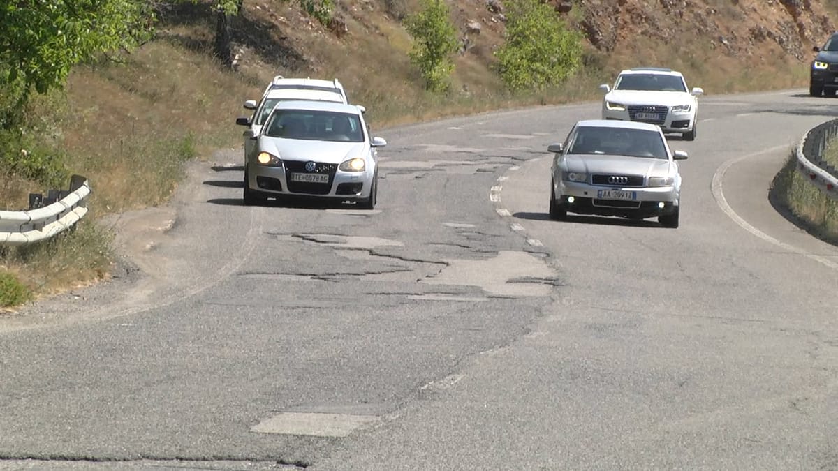 (VIDEO)Rruga e rrezikshme në Peladhi; gropat në rrugën Bulqizë-Çerenec burim aksidentesh
