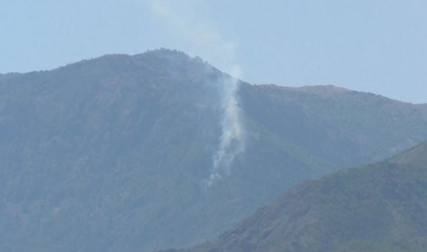 Vatër zjarri në malin e Gërmanit në Mat, terreni i vështirë pengon ndërhyrjen e zjarrfikësve