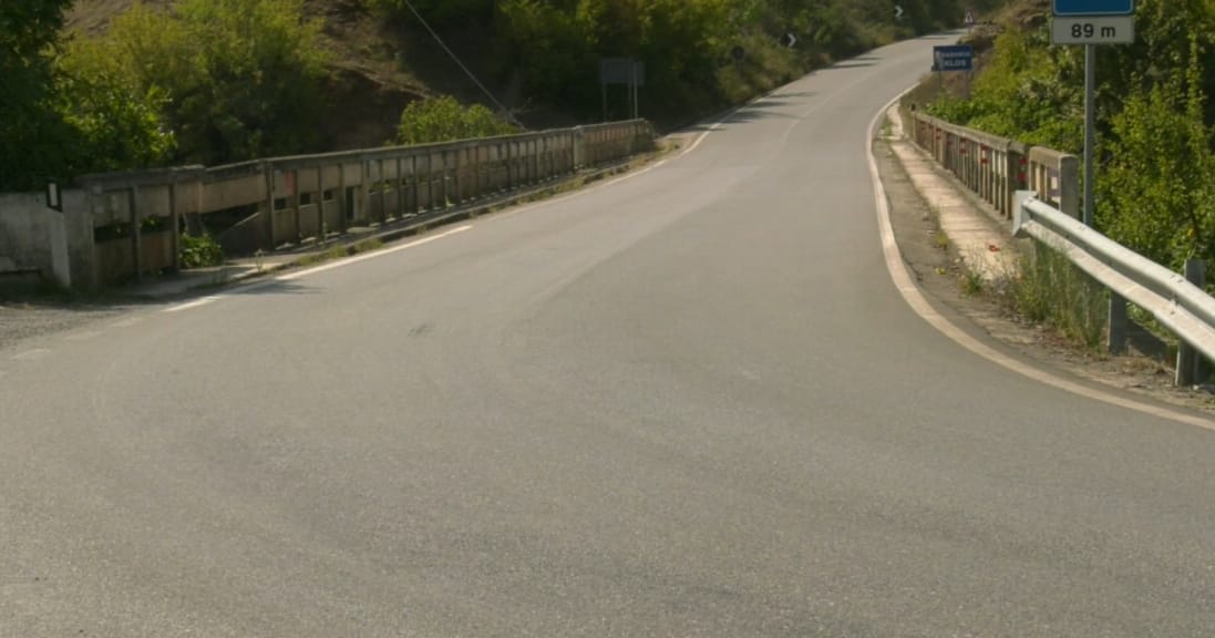 Mungon sinjalistika horizontale, rruga Burrel – Klos bëhet problem sidomos gjatë natës