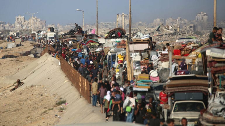 “Nuk duam të vdesim”/ Eksod masiv i civilëve nga Gaza e rrafshuar, rrënoja kudo pas bombardimeve izraelite