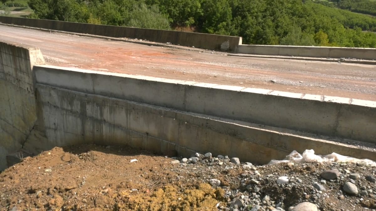 Shpëtohet edhe ura në kufirin ndarës mes Matit e Mirditës