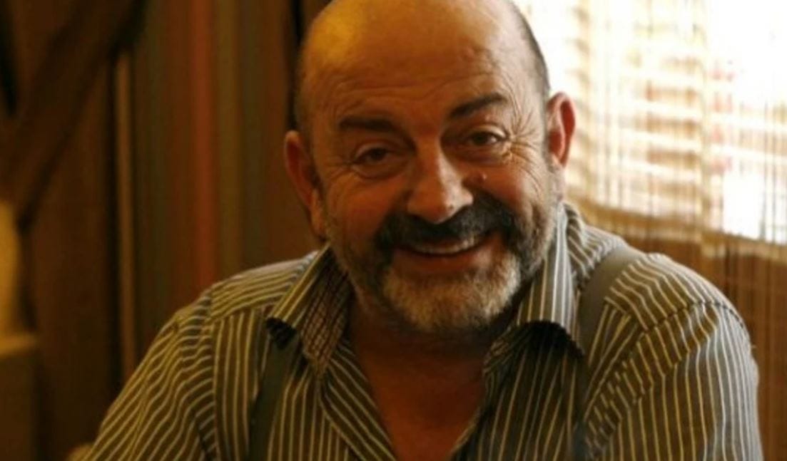 Shuhet në moshën 71-vjeçare ikona e teatrit dhe filmit shqiptar Enver Petrovci. Ai la pas një karrierë të pasur artistike