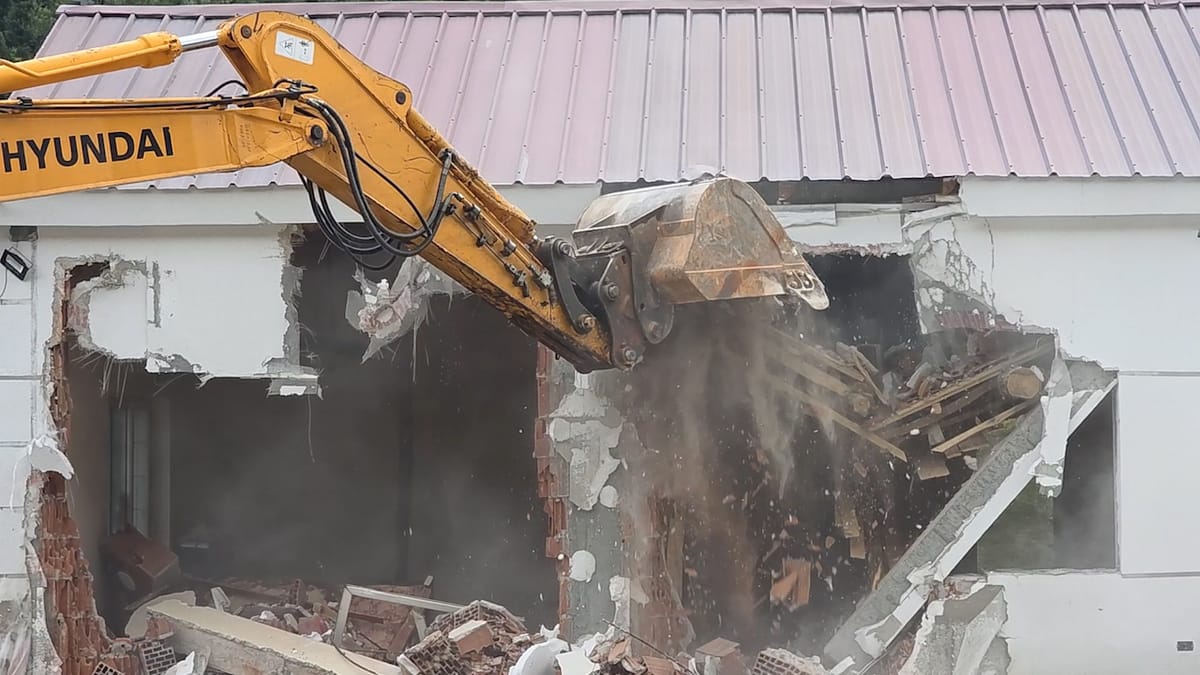 IKMT zbarkon në rrugën e Arbrit, shemb objektet e ndërtuara pranë rrugës