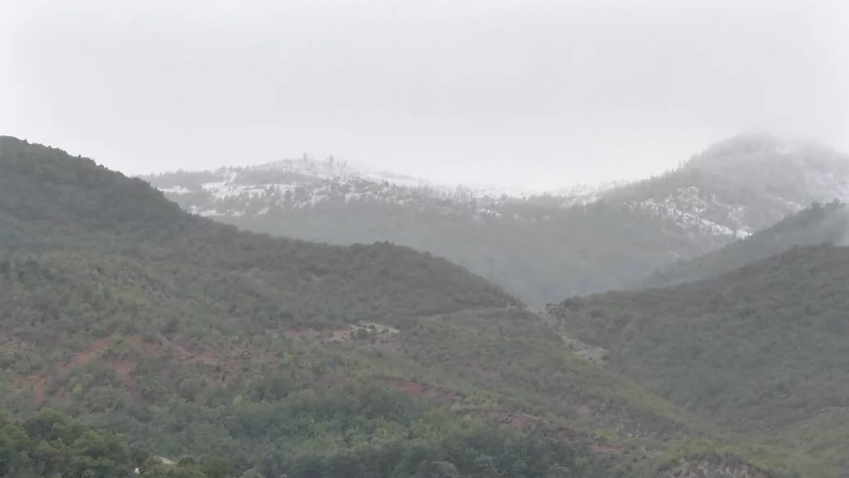Moti merr kthesa drastike, reshje bore në zonat malore