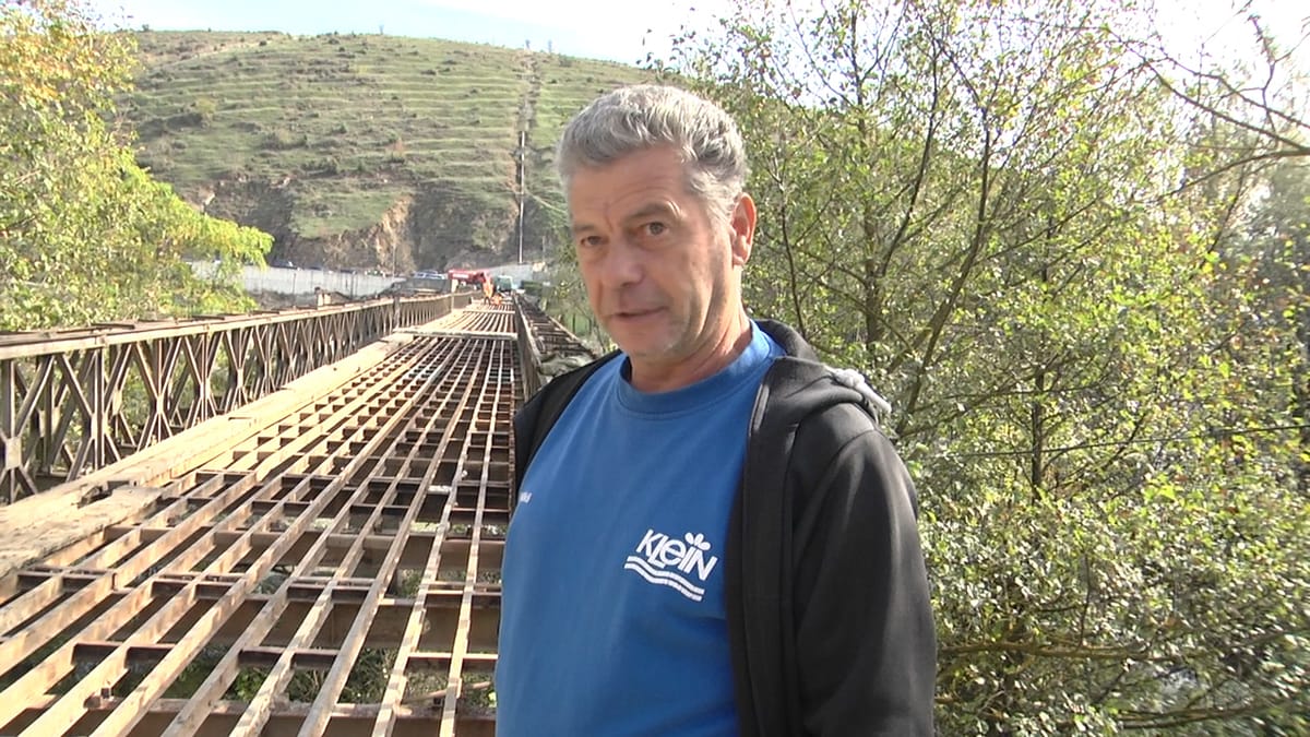 Nis riparimi i shtresës në urën që lidh disa njësi të Dibrës me qytetin e Peshkopisë