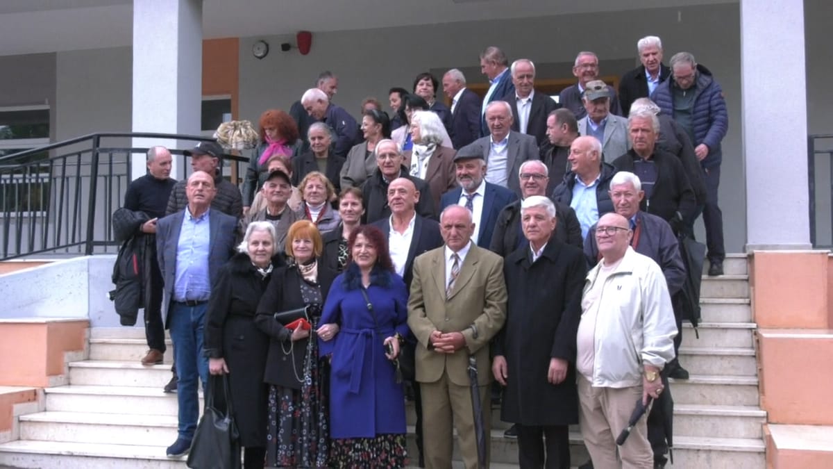 Takim pas një gjysmëshekulli, maturantët e ish-gjimnazit “Haki Fejzo” ribëhen bashkë