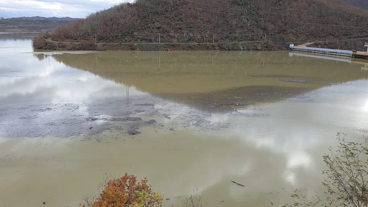 HEC Ulëz hap portat, banorët të shqetësuar edhe nga ndotja e liqenit