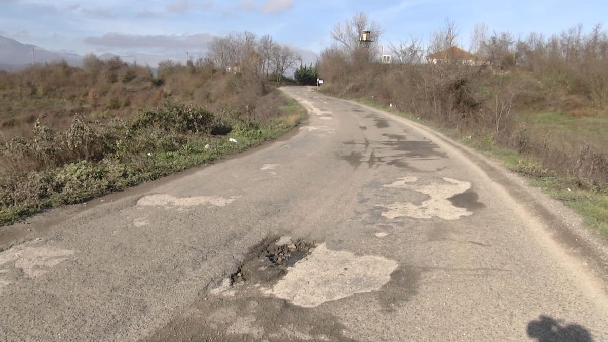 Rruga skandaloze që përballen të gjithë ata që hyjnë nga Maqedonia e Veriut në doganën e Bllatës në Dibër