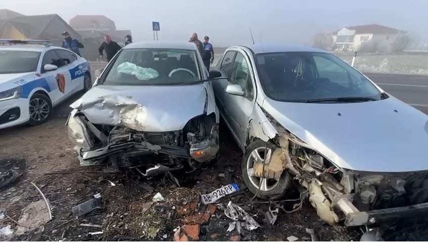 Aksident i trefishtë në aksin Shupenzë-Maqellarë, plagoset rëndë një person