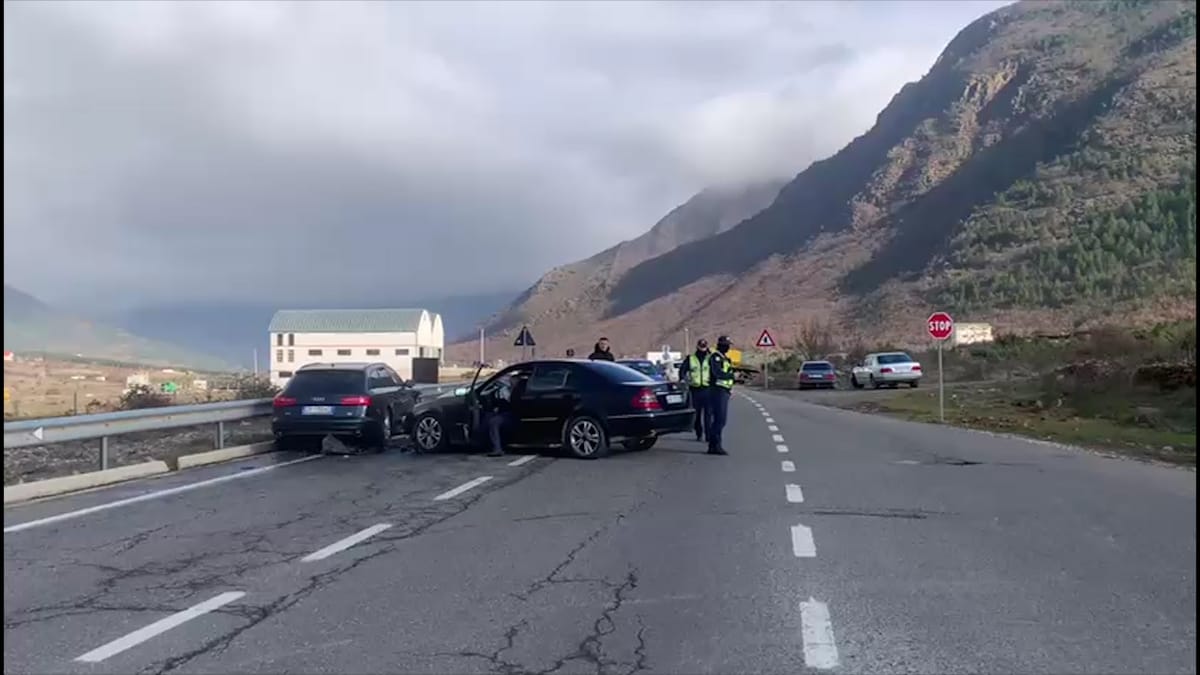 Aksident në Bulqizë, dy makina përplasen kokë më kokë