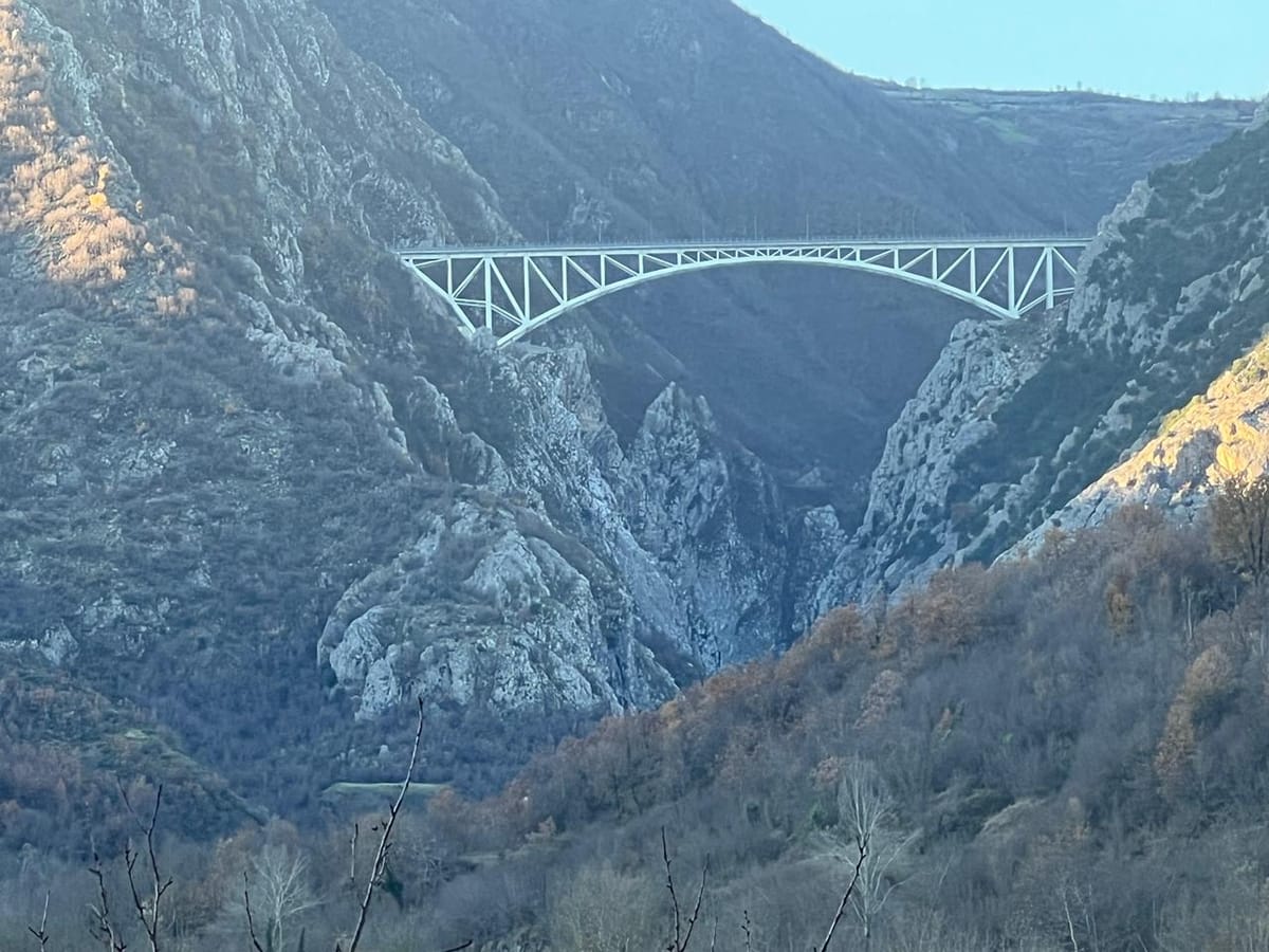 E rëndë në Klos, 40 vjeçari hidhet nga ura 158 metra e lartë