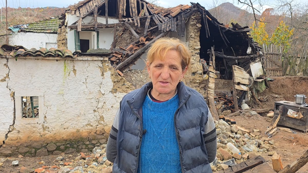 Mat, shembet banesa, 2 familje me 10 anëtarë në qiell të hapur