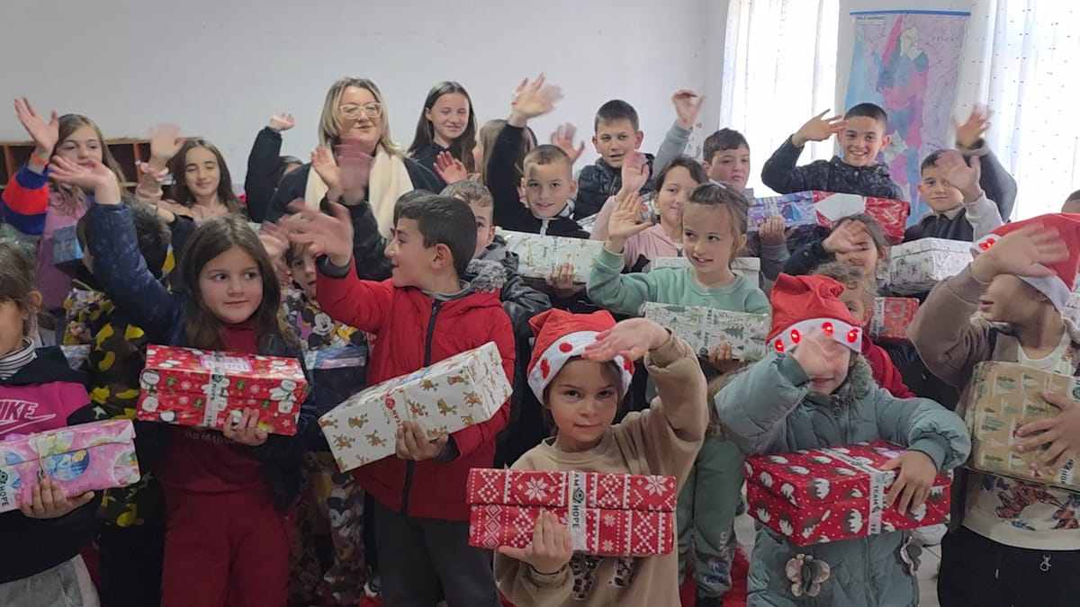 Ndahen dhurata për fëmijët e shkollave në Lis, Shëlli e Burrel