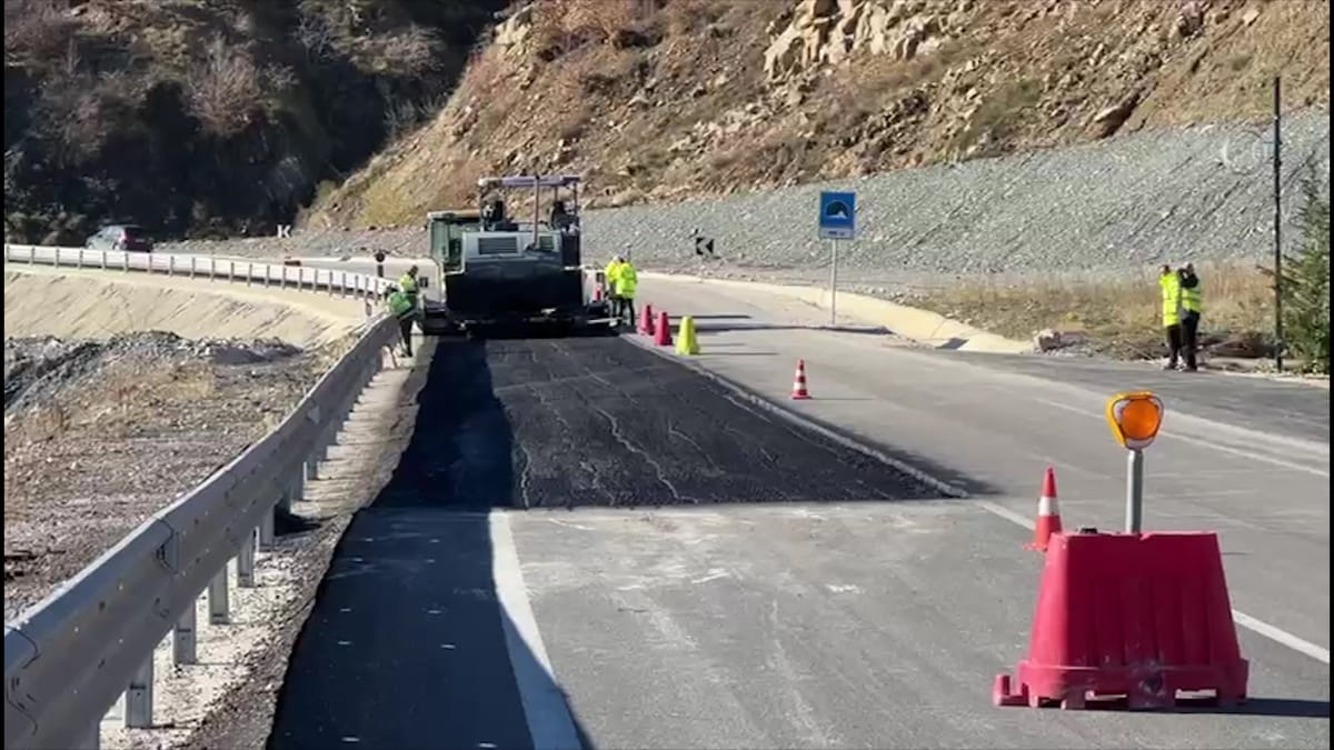 Pas lajmit, ndërhyhet në rrugën e Arbrit pranë tunelit të Murrizit