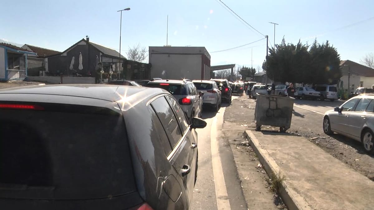 Radhë të gjata në doganën e Bllatës në Dibër