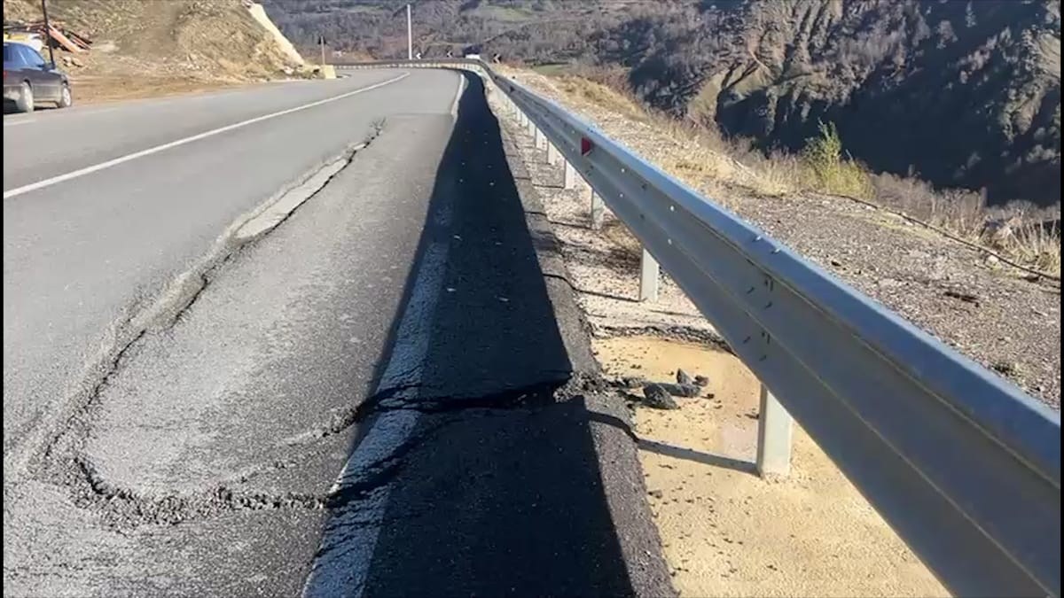 Rruga e Arbrit rrezikon të shembet në afërsi të tunelit të Murrizit
