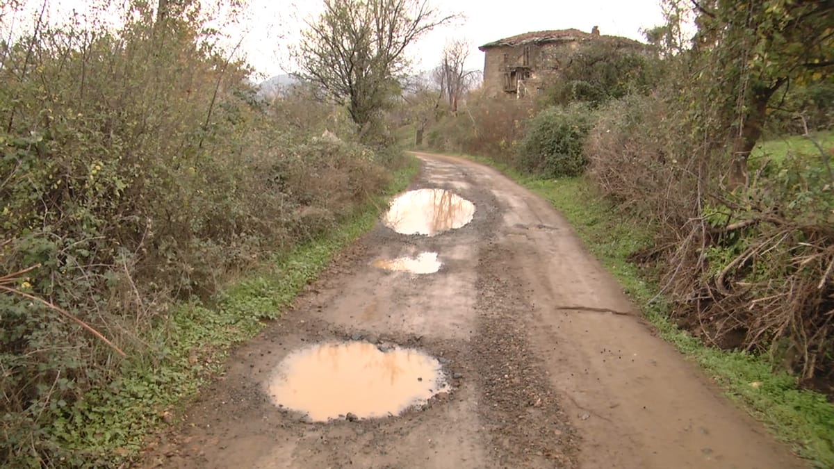 Rruga e tre lagjeve në fshatin Bejn të Klosit, gati e pakalueshme