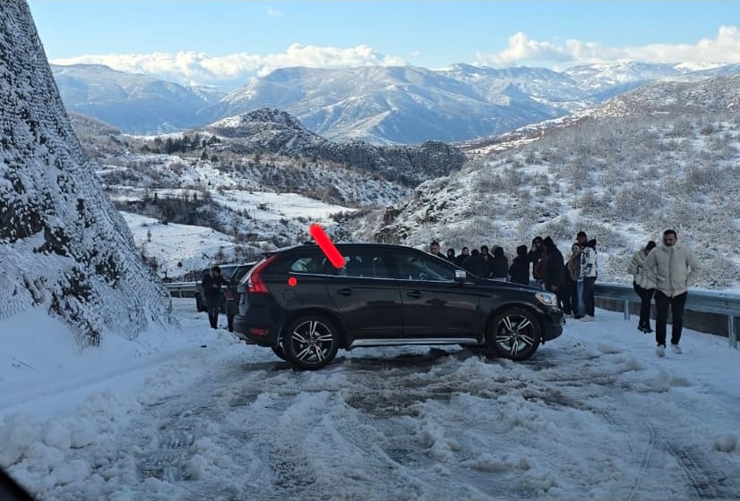 Aksi Librazhd-Bulqizë i mbuluar nga dëbora, qindra turistë të bllokuar, institucionet në heshtje