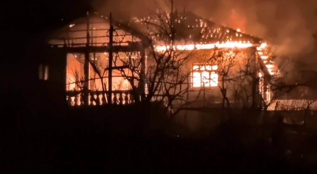 Klos, banesa shkrumbohet nga flakët, kryefamiljari me lot në sy: jemi 11 anëtarë në qiell të hapur