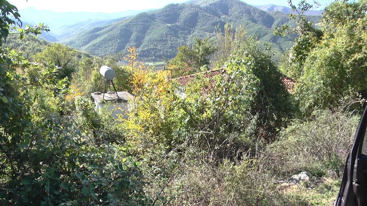 MAT/Reshje të dendura shiu, probleme në rrugën nacionale Burrel-Skurraj, vështirësohet qarkullimi i mjeteve