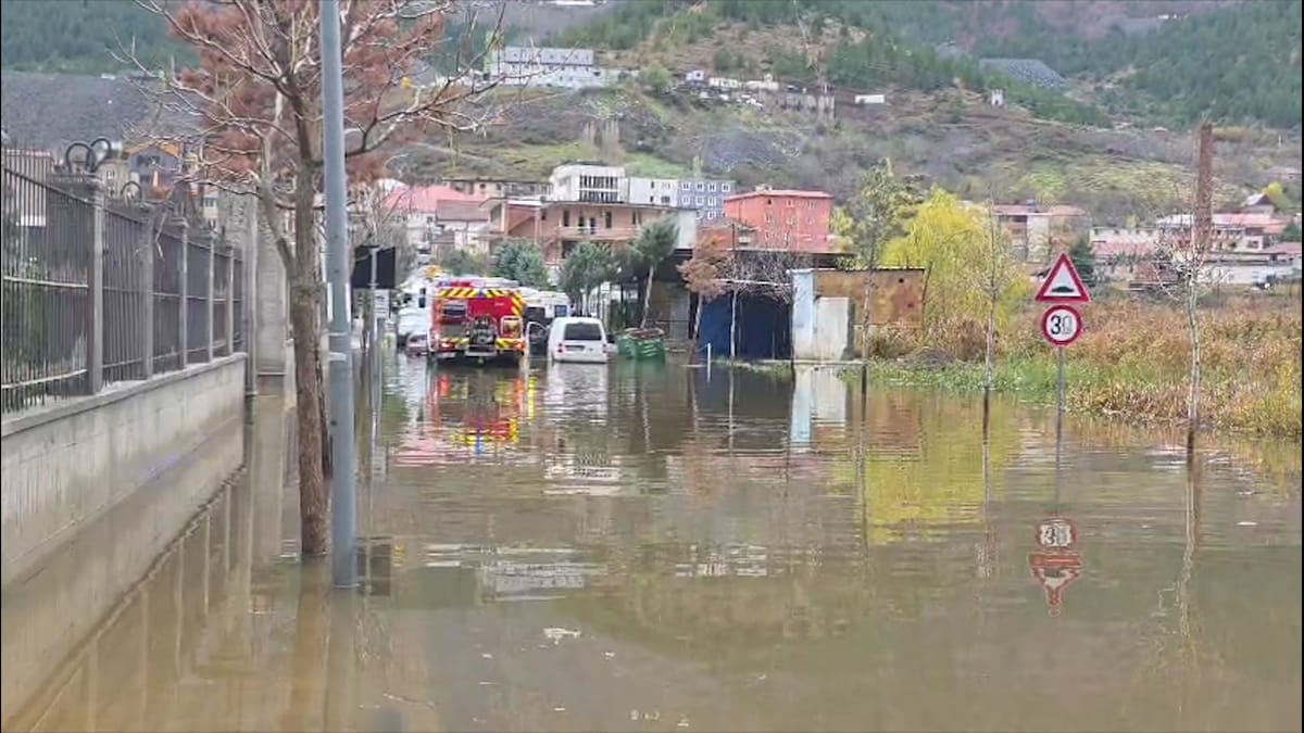 Më në fund Bashkia Bulqizë gjen “zgjidhjen”, kthen trotuarin në “argjinaturë” mbrojtëse