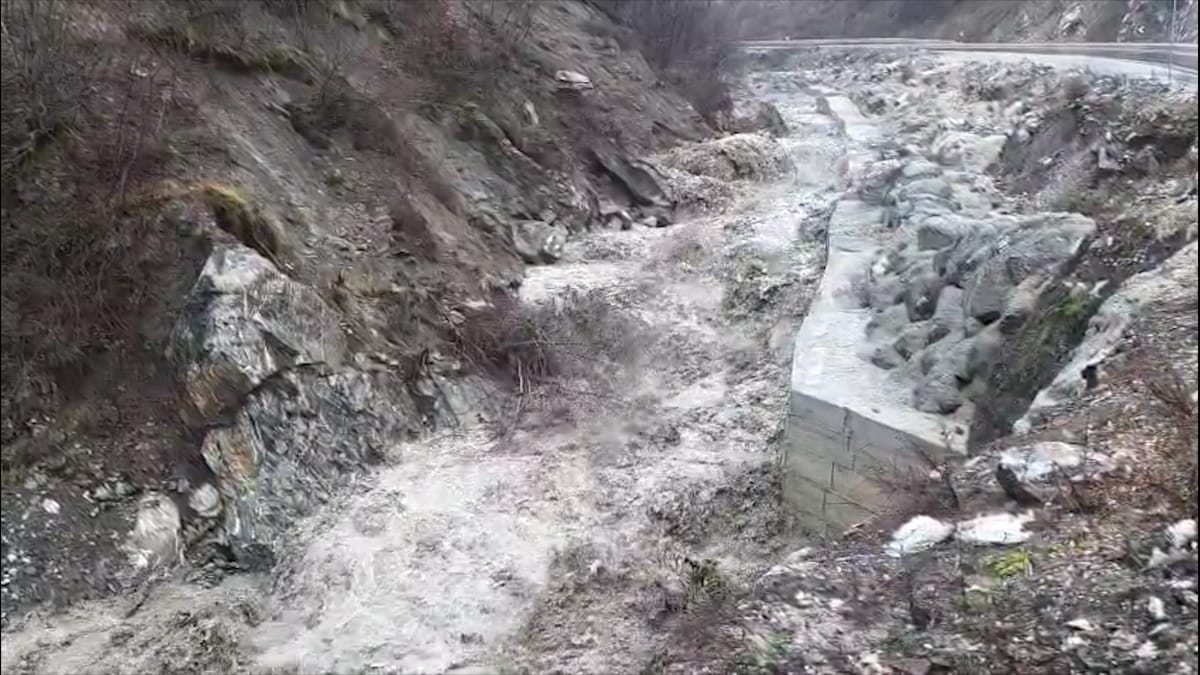 Probleme edhe në rrugën e Arbrit, shembje dherash në Shkallë të Xibrit, fryrja e zallit të Murrizes rrezikon argjinaturën