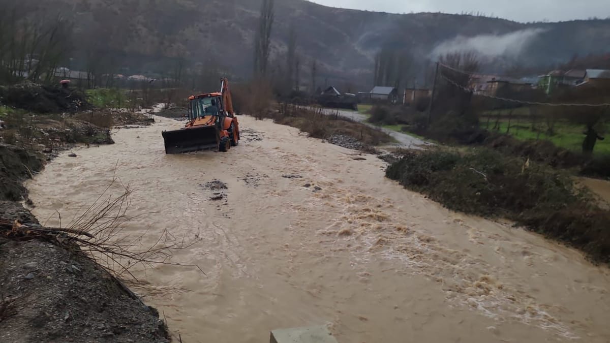 Reshjet dëmtojnë rrugët e fshatrave nga vërshimi i përrenjve