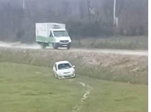 Aksident në fshatin Fshat në Klos, makina përfundon në livadh