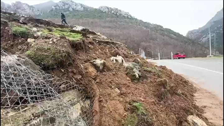 Burrel – Skurraj, rrëshqitje gurësh dhe inertesh nga moti i keq