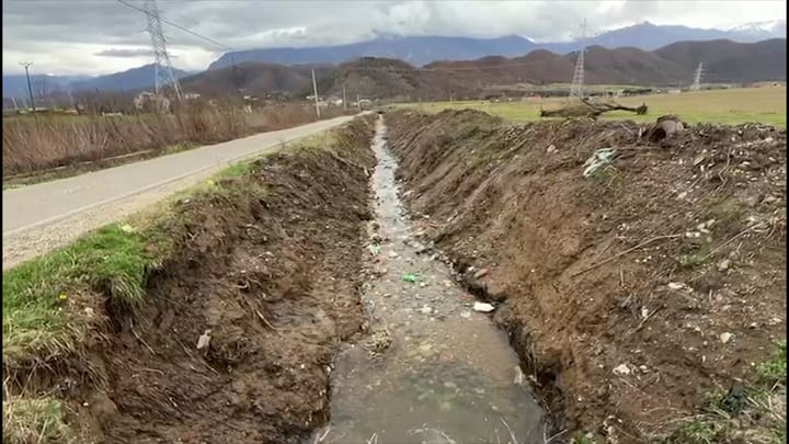 Pastrohen kanalet kulluese të Suçit, por dalin në pah ujërat e zeza