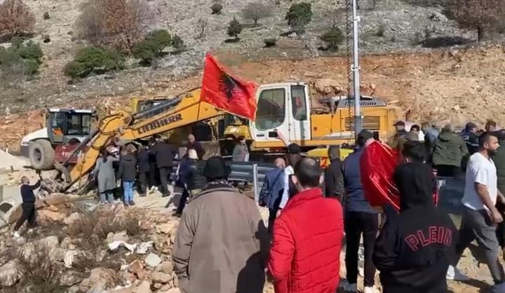 Përshkallëzohet Konflikti për Pronësinë në Rrjoll: Banorët dhe Kompania Përplasen Ashpër