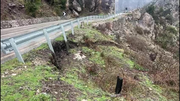 Rruga Burrel – Skuraj, shembje skarpate e dëmtim të asfaltit