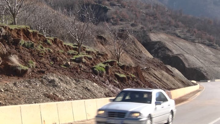 Rruga e Arbrit nuk gjen qetësi, vijon shembja e skarpatës në afërsi të Peshkopisë