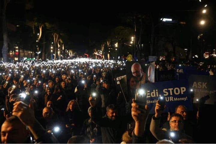 Shkarkimi i Ballukut, Vëmendje Ndërkombëtare mbi Akuzat për Korrupsion