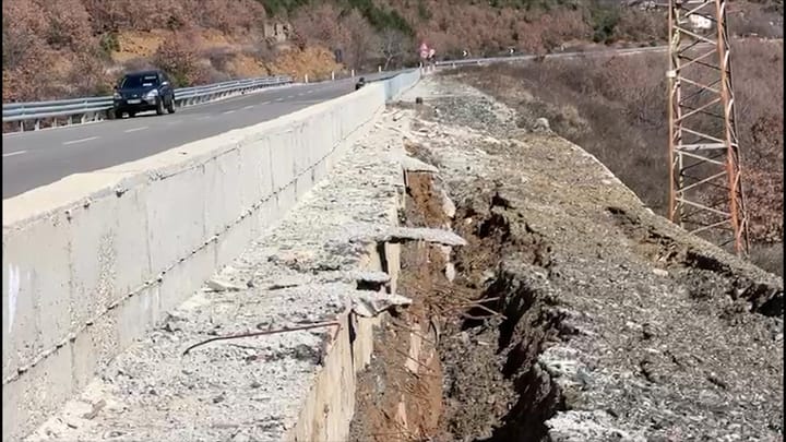 VAZHDON ÇARJA E PJESËS SË POSHTME TË RRUGËS SË ARBRIT NË FSHATIN PLAN I BARDHË