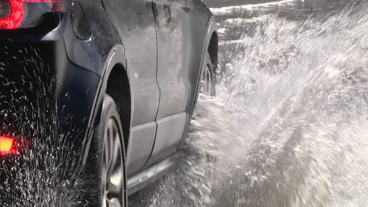 Vijon përmbytja mes dy lagjeve të Bulqizës, drejtuesit e mjeteve: është turp