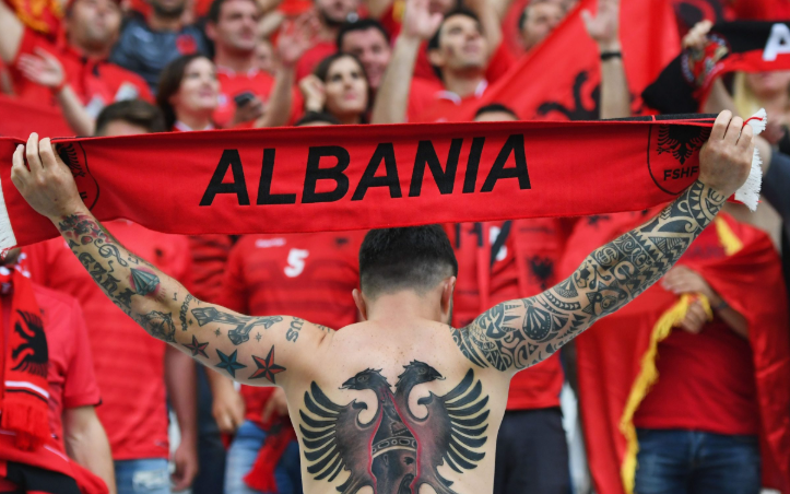 3 mijë “zemra” kuqezi në Varshavë, “avullojnë” të gjithë biletat.