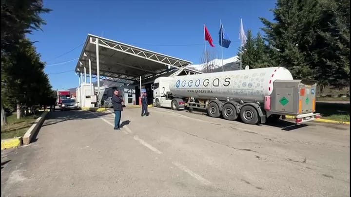 Rikthehet normaliteti në doganën e Bllatës pas rihapjes së aksit Librazhd – Përrenjas