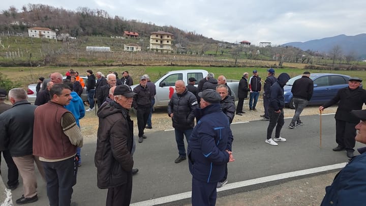 Banorët bëhen barrikadë në rrugën për pengimin e ndërtimit të HEC-it në përroin e Lusës