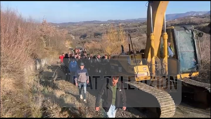 Banorët e Kurdarisë në Klos përzënë mjetet e firmës që do të ndërtojë HEC në "Përroin e Lusës"