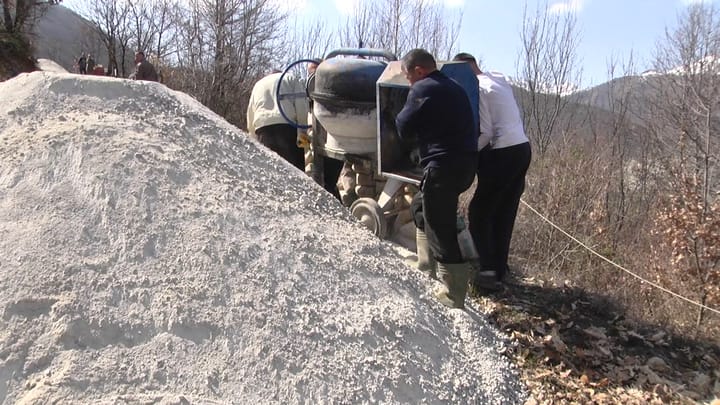 Bulqizë, banorët e Valikardhës nuk presin më, investojnë vetë në rrugën e tyre