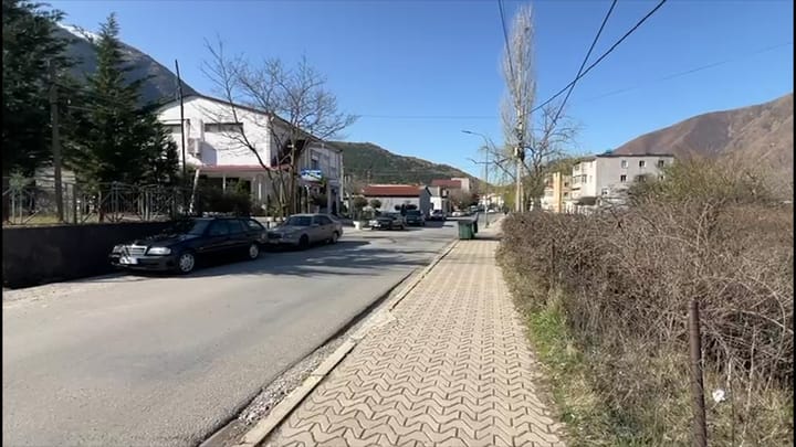 Bulqizë, plagosje para komisariatit teksa prisnin sqarimin e shokëve në polici