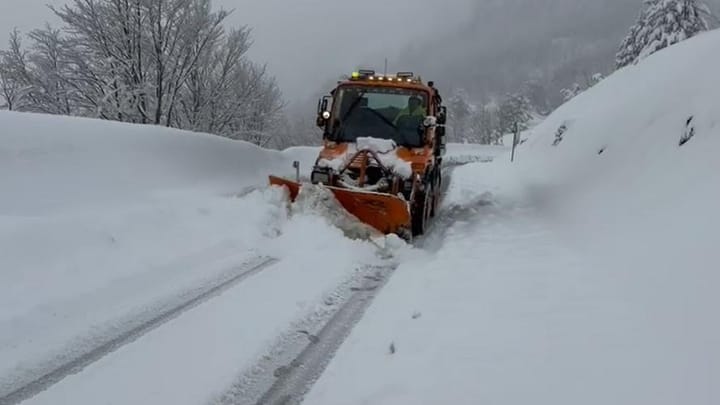 Dëbora Rikthehet në Veri: Pastrohet Aksi Bogë-Theth, Reshje Edhe në Kelmend e Pukë