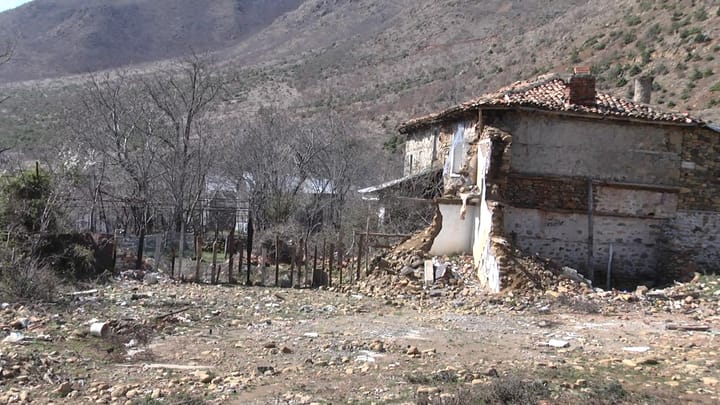 Lagjja “Çupaj” në Vajkal po rrezikohet, banorët: toka po rrëshqet dhe banesat po çahen
