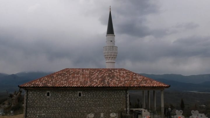 Mat, banorët e fshatit Rremull kontribuojnë në rikonstruksionin e xhamisë