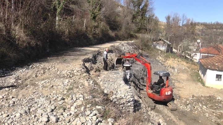 Ndërhyhet në rrugën që lidh dy lagjet e fshatit Rripë, Barruku e Alla