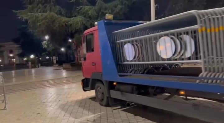 Parlamenti Nën Masat e Rrepta të Sigurisë Para Seancës Plenare me Tension