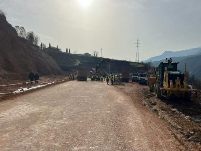 Rihapet Sot Aksi Librazhd-Prrenjas Pas Dëmit nga Rrëshqitja e Dherave