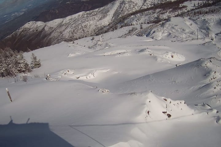 Ulen temperaturat/ Reshje bore gjatë natës në Bulqizë, ‘zbardhen’ disa fshatra