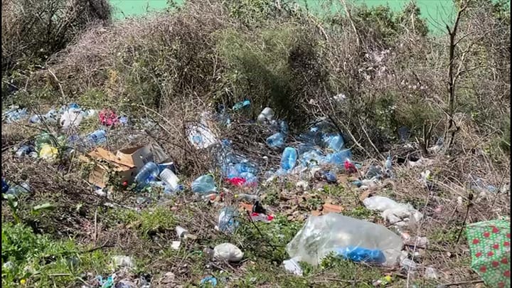 Vazhdon ndotja në Shkopet, Bashkia pastro, kalimtarët e ndotin